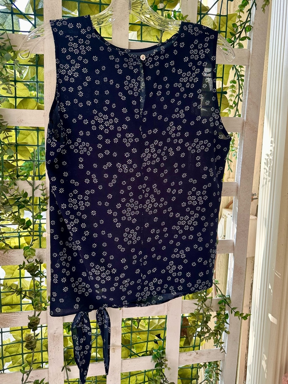 Vince Camuto Floral Tie-Hem Sleeveless Blouse Navy White Size Small - Picture 4 of 5